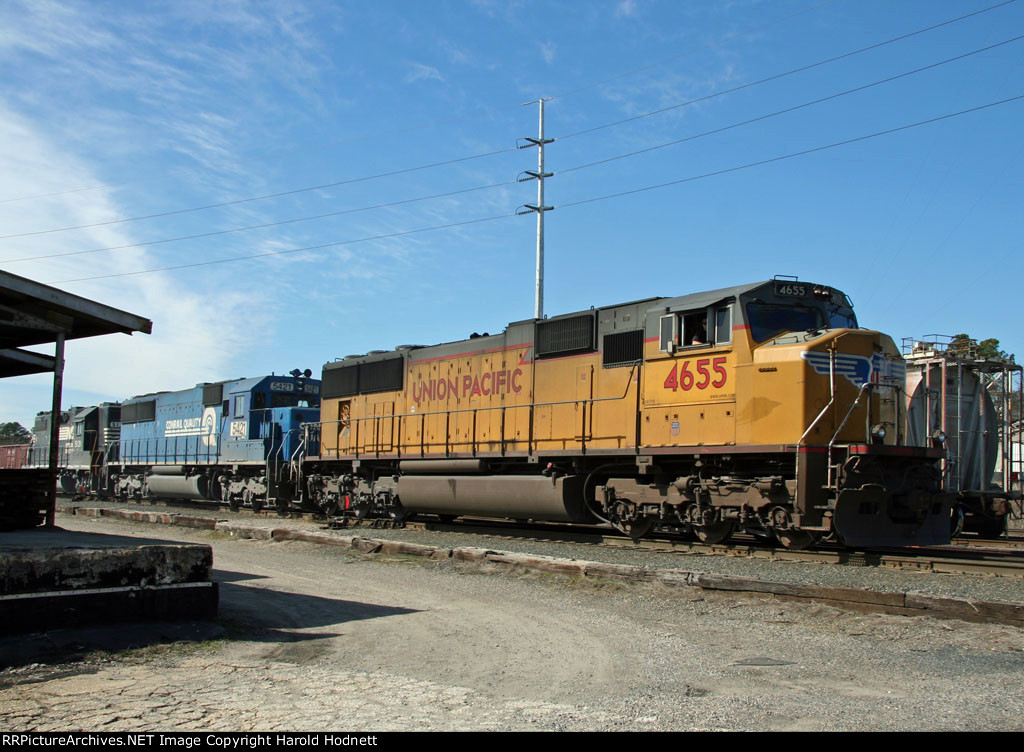 UP 4655 leads NS train 350 through Glenwood Yard